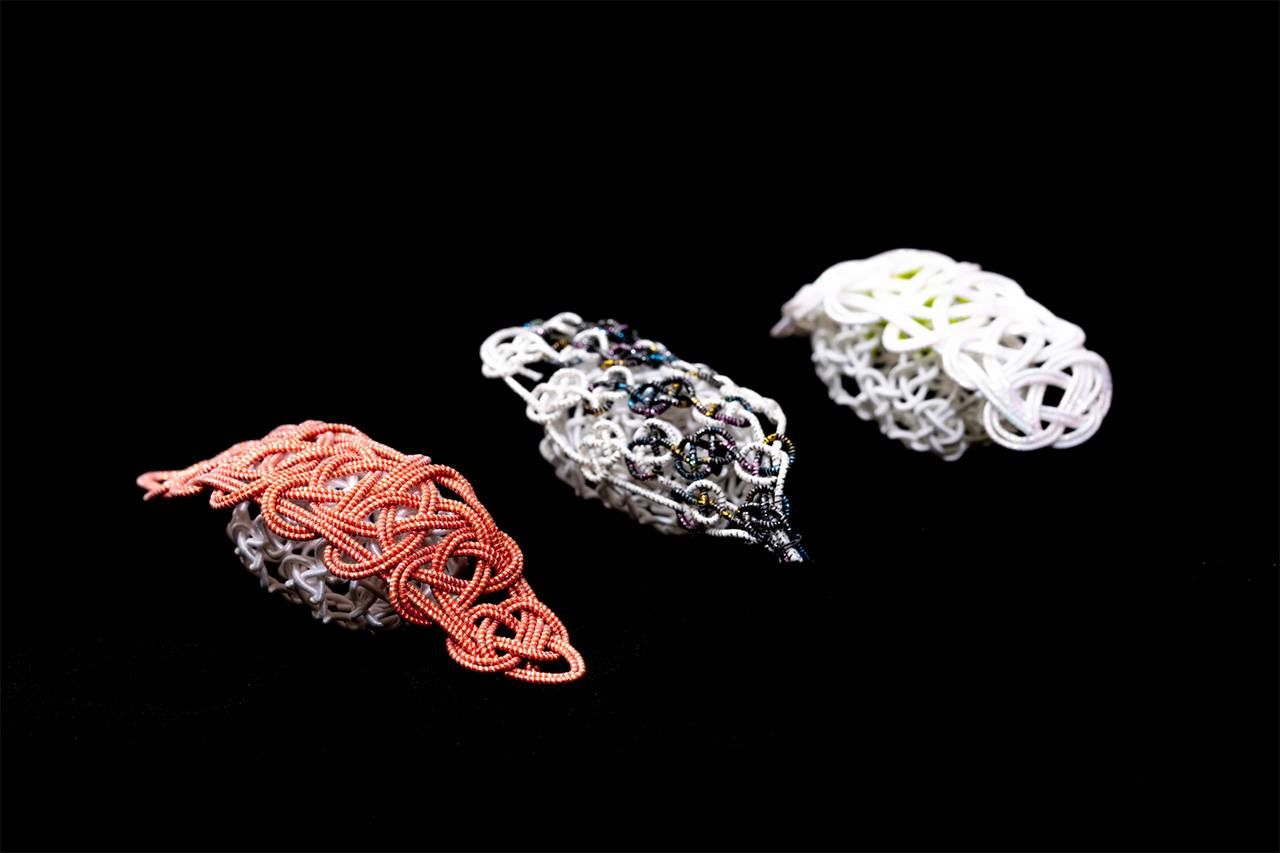 Ces sushis sont fabriqués en utilisant la technique basique du « nœud d’ormeau ». (© Kawamoto Seiya)