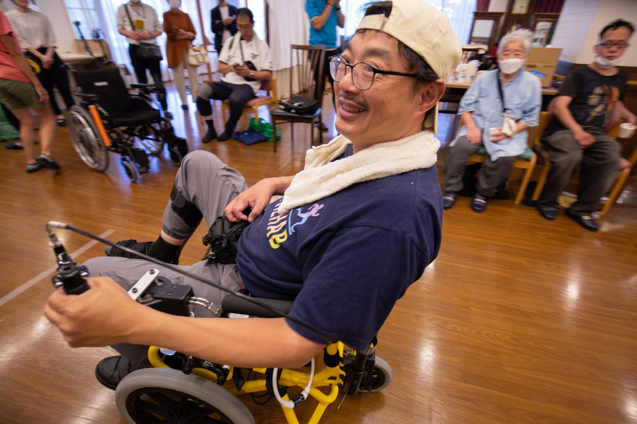 « C’est tellement facile à manipuler ! » s’enthousiasme Yokotani, qui est paralysé du côté droit en raison d’un AVC il y a six mois.