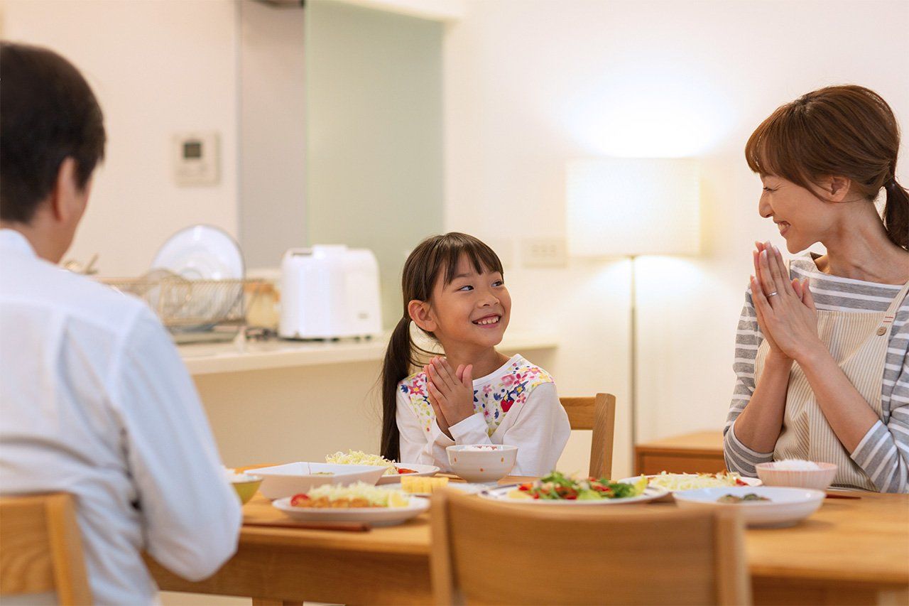Depuis la pandémie, la proportion de familles dînant ensemble a augmenté. (Pixta)