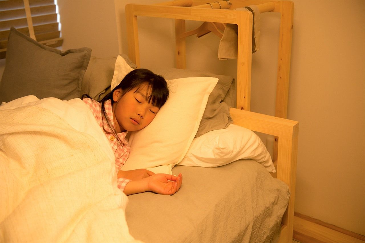 Entre les devoirs et les cours supplémentaires, les heures de sommeil des enfants restent un sujet d’actualité. (Pixta)