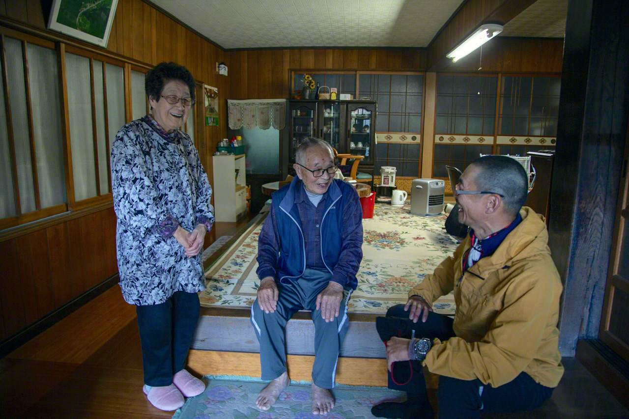 Les Numata sont de vieux amis et ont tous les deux 90 ans. Ils ne vivent pas seuls mais font partie des personnes inscrites sur le programme de surveillance des seniors en raison de leur &acirc;ge avanc&eacute;.