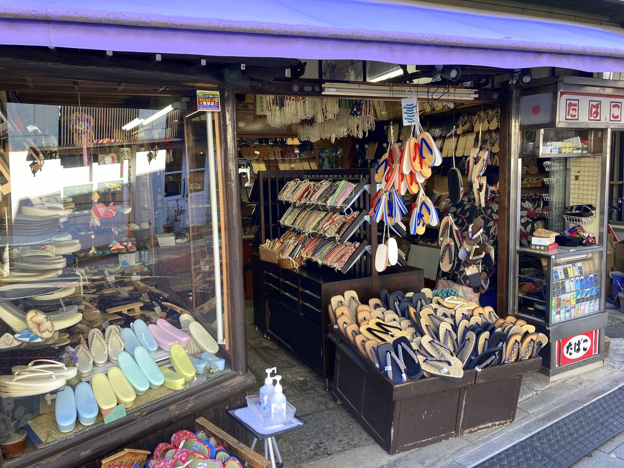 L’une des plus vieilles boutiques de l’ancienne route du Tôkaidô vend des chaussures traditionnelles depuis l’ère Meiji.