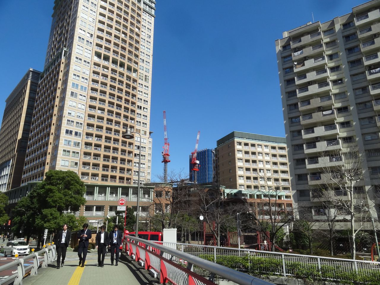 Les berges de la rivière Meguro près d’Ôsaki ont récemment été réaménagées.