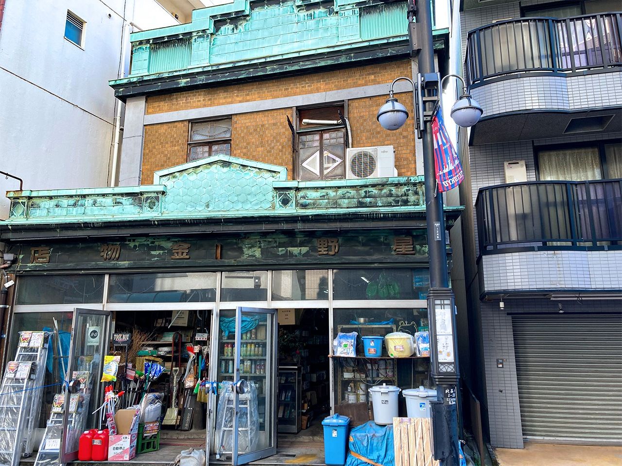 La quincaillerie Hoshino est si ancienne que son nom est encore inscrit de droite à gauche.