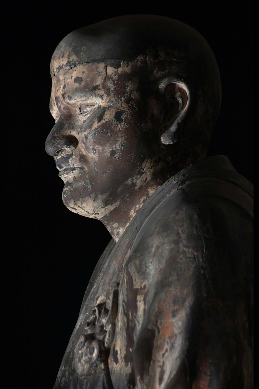 La forme irr&eacute;guli&egrave;re du visage, l&rsquo;asym&eacute;trie des yeux... quel portrait. On dirait que le &nbsp;visage d&rsquo;un humain a &eacute;t&eacute; sculpt&eacute; tel quel dans le bois. Un indiscutable chef-d&rsquo;&oelig;uvre.