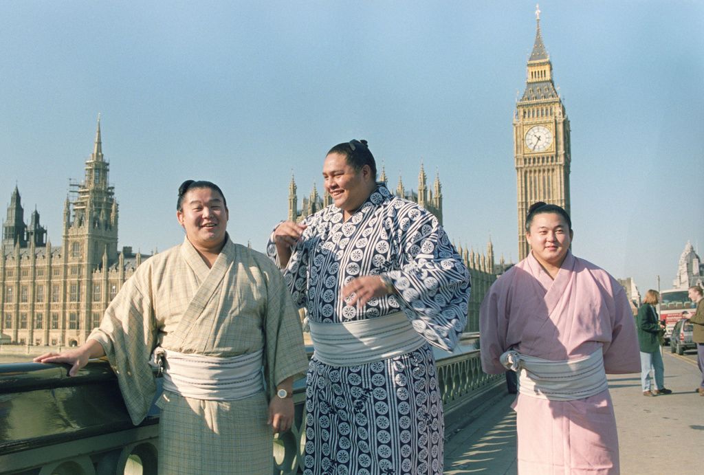 De gauche à droite : Wakahanada, Akebono et Mainoumi, des lutteurs qui compteront plus tard parmi les plus prestigieux, en visite à Londres après le tournoi d’exhibition en octobre 1991. (© Kyôdô)