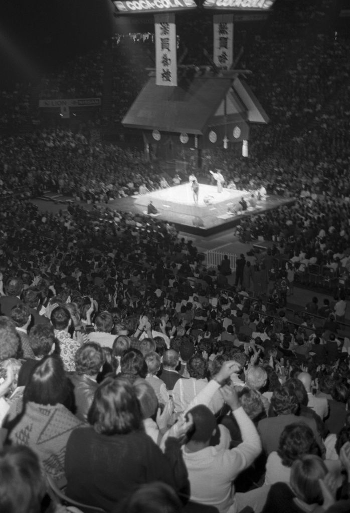 Salle comble lors d’un combat de sumo à Paris en octobre 1986. (© Kyôdô)
