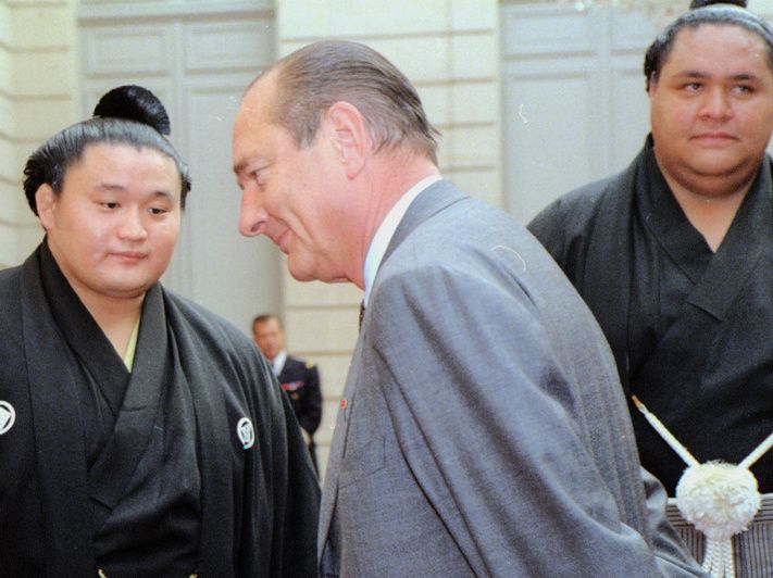 En visite au palais de l’Élysée, les deux yokozuna Takanohana II (à gauche) et Akebono rencontrent le président français Jacques Chirac, en octobre 1995. (© Kyôdô)