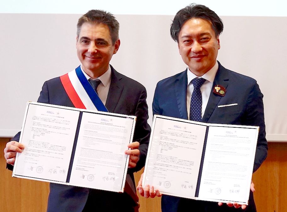 Saitô Keisuke, maire de Yoichi (à droite) et Christophe Lucand, maire de Gevrey-Chambertin, à la signature de l’accord de jumelage entre les deux villes, le 8 février 2025.