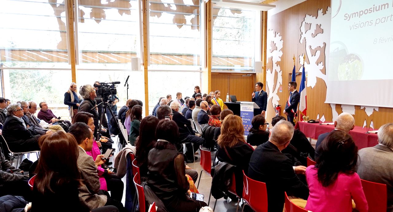 Le Symposium des vins japonais à Gevrey-Chambertin a attiré les médias, les producteurs, et des amateurs de vins venus de France et du Japon.