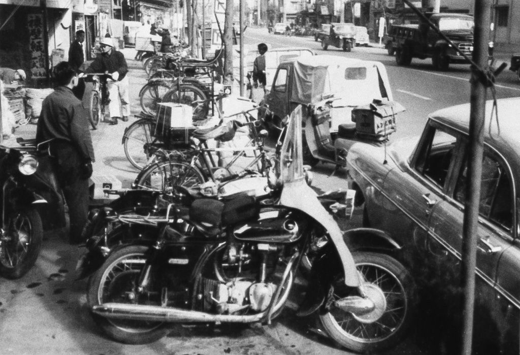 Scène de rue dans le Matsuya-machi des années 1960 (Kyôdô)