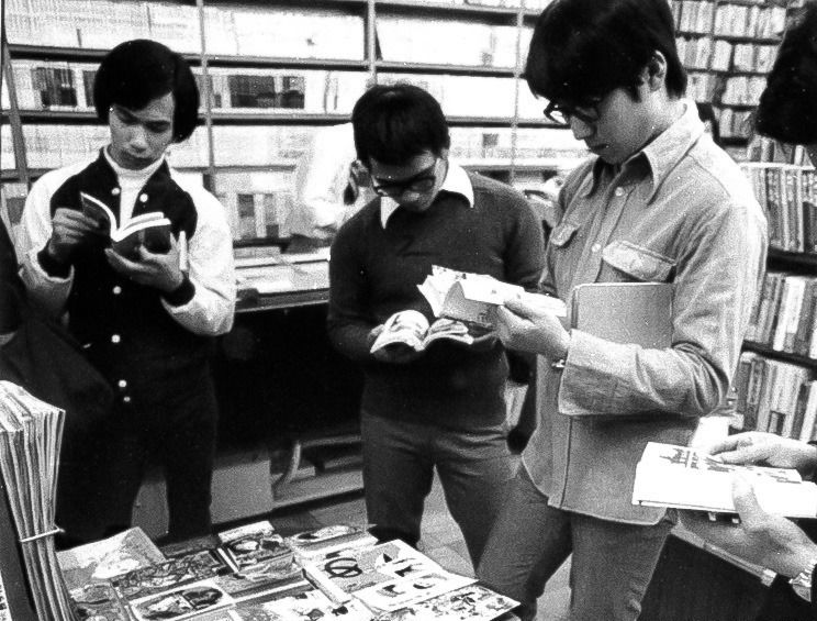 Une librairie du quartier de Kanda, à Tokyo, en octobre 1973, en pleine explosion du gekiga. Le manga quitte le monde de l’enfance pour devenir un médium à part entière. (Kyôdô)
