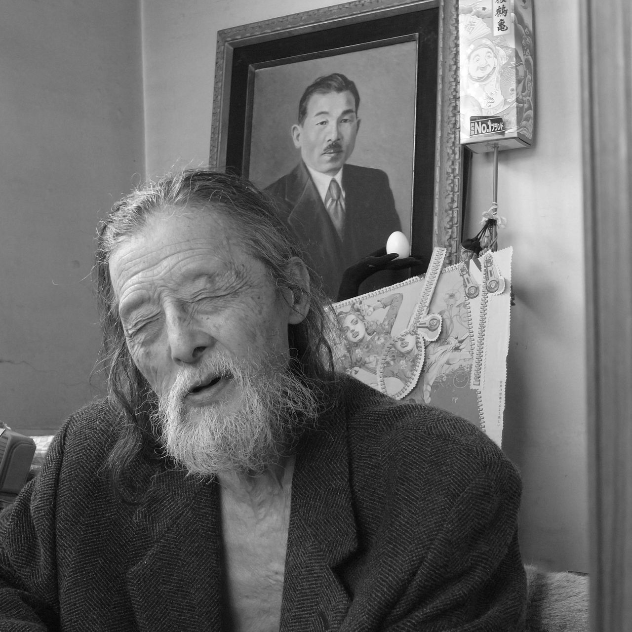 Itoi sur la fin de sa vie, photographié devant un portrait de Tatsuhachirô, son père. (© M. Mikami)