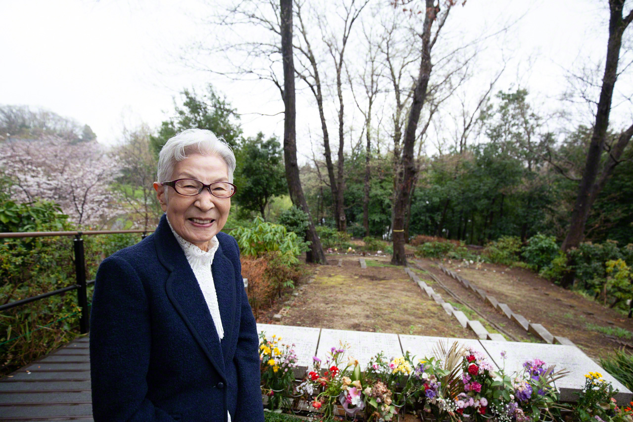 Okamoto Kazue pr&egrave;s de la concession o&ugrave; elle reposera un jour aux c&ocirc;t&eacute;s de son chat.
