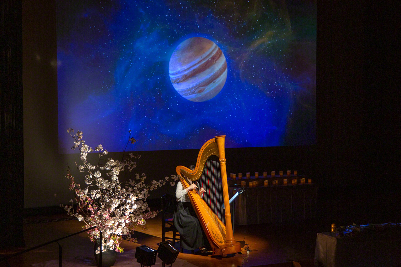 Cette ann&eacute;e, en point d&rsquo;orgue de la c&eacute;r&eacute;monie comm&eacute;morative de Sakura, une musicienne a jou&eacute; le morceau intitul&eacute; &laquo;&nbsp;Jupiter&nbsp;&raquo; tir&eacute; des &laquo;&nbsp;Plan&egrave;tes&nbsp;&raquo; de Holst.