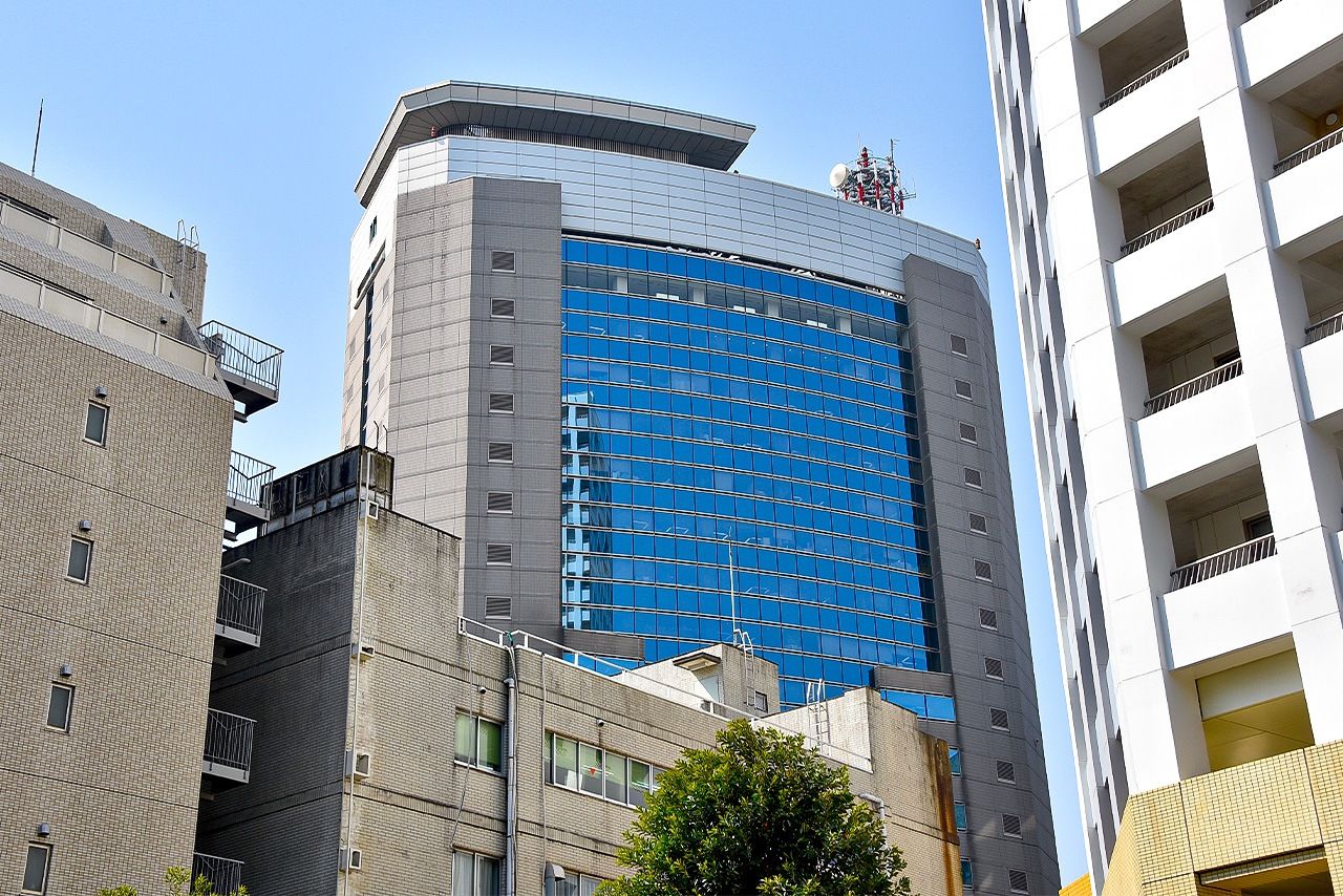 Le bureau municipal de Nerima, niché dans une zone résidentielle. Un restaurant accueille les visiteurs affamés au dernier étage de la plateforme d’observation. (© Ogawa Hiroo).