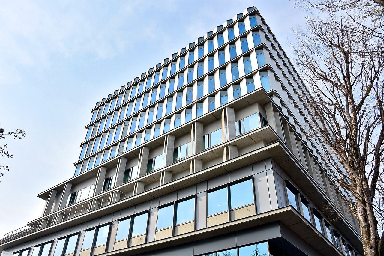 Le bureau administratif de Setagaya. Aucun bâtiment de grande hauteur à proximité. Le hall d’observation offre à distance une vue imprenable sur des sites iconiques de l’Archipel, tels que le mont Fuji. (© Ogawa Hiroo)