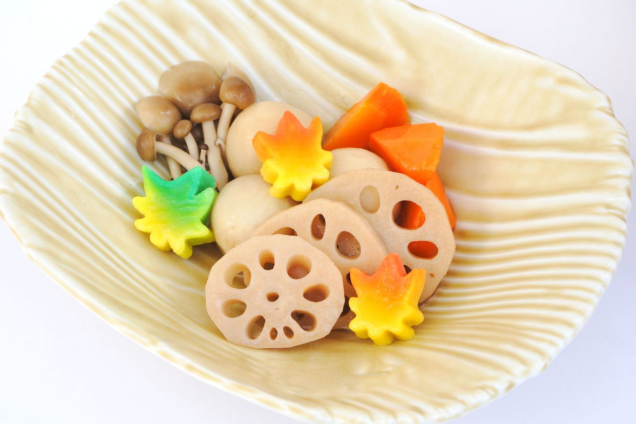 Du nama-fu auquel on a donné la forme de produits de saison tels des champignons, des feuilles d’automne, et des tranches de racine de lotus. (© Pixta)