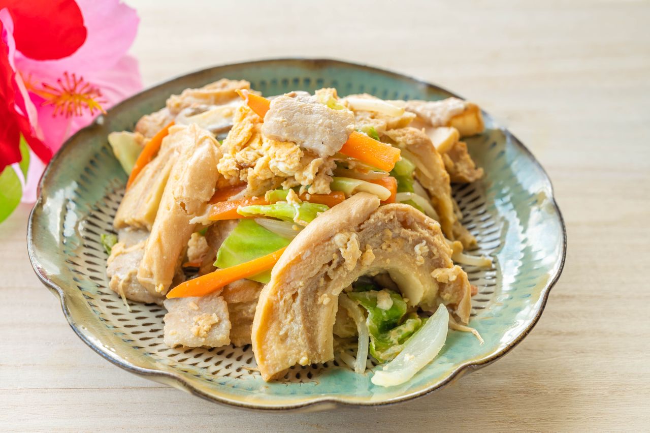 Kuruma-fu servi avec des légumes à la façon d’Okinawa. (© Pixta)