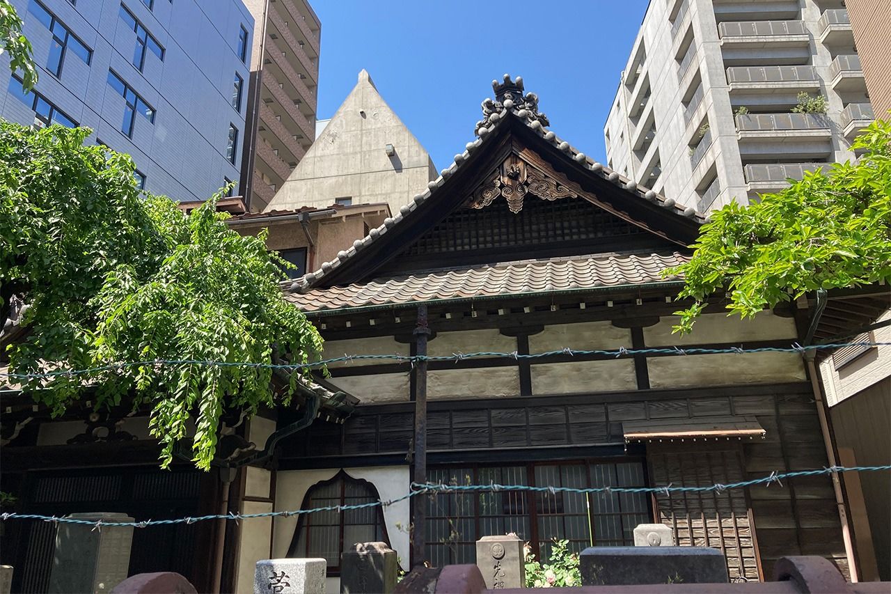 Hôen-ji est l’un des nombreux temples encastrés entre les constructions modernes, à Tamachi et Hamamatsuchô.
