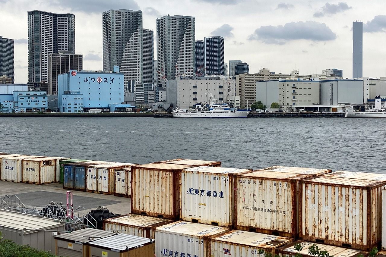 Depuis le quai de Takeshiba, on aperçoit les îles artificielles qui peu à peu colonisent la baie de Tokyo.