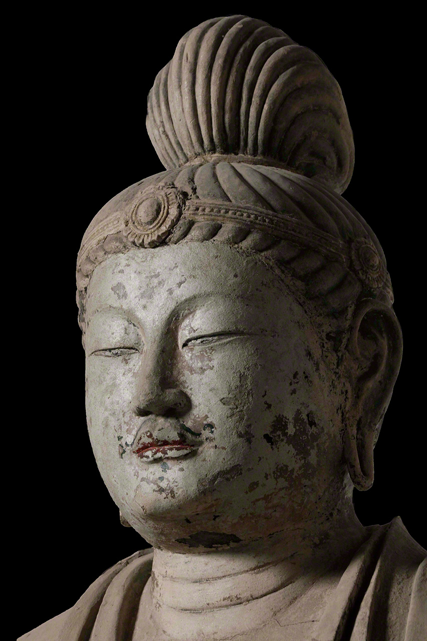 Statue en pied qui repr&eacute;senterait le bodhisattva de la lumi&egrave;re du Soleil.