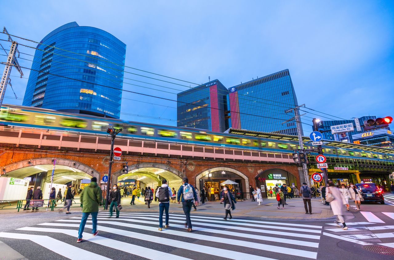 La ligne Yamanote circule au-dessus de la structure en briques de la gare JR de Yûrakuchô. (Pixta)