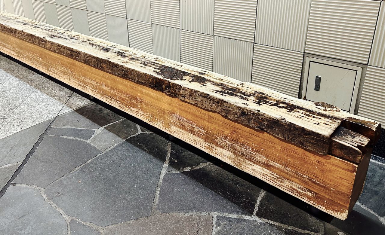 Le conduit d’adduction d’eau en bois conservé dans le passage souterrain. (Photo prise par l’auteur)