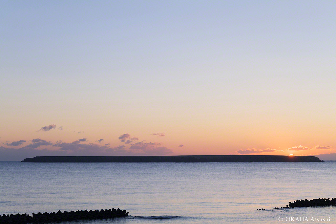 L’île de Yururi vue depuis le continent. (décembre 2019, © Okada Atsushi)