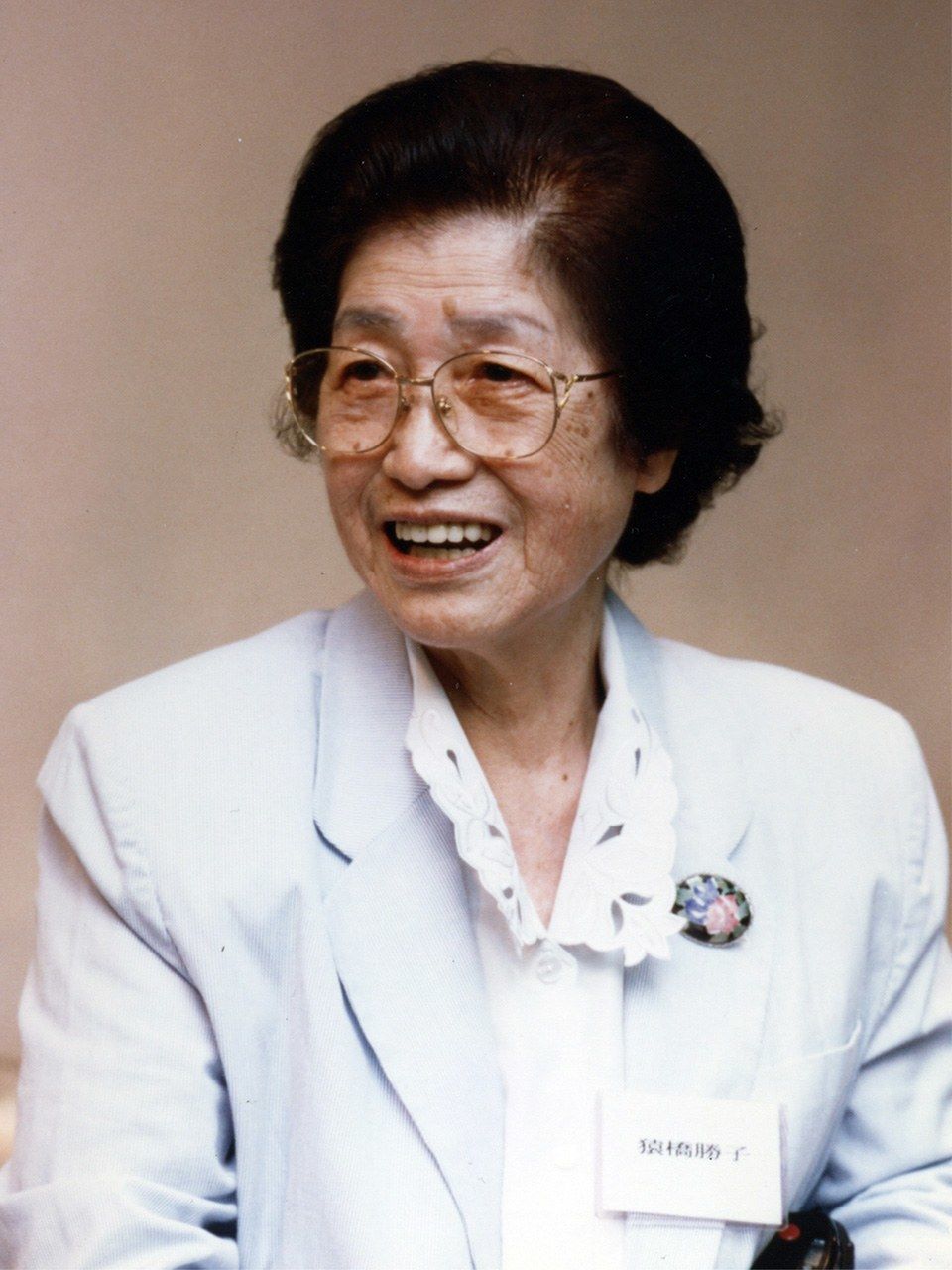Saruhashi lors de la cérémonie de remise du prix Saruhashi en 1998. (Avec l’aimable autorisation de l’Association for the Bright Future of Women Scientists)