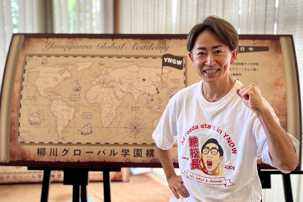 Koga Ken portant fièrement son t-shirt « Super Proviseur ». (© Hibino Kyôzô)