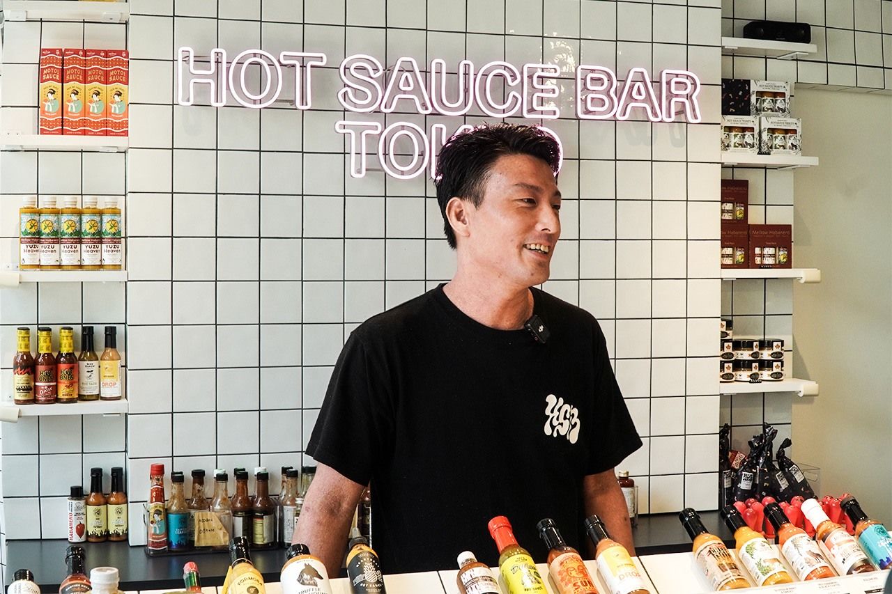 Le comptoir de Hot Sauce Bar, à Tokyo, permet de découvrir le monde des sauces de la « troisième vague ».