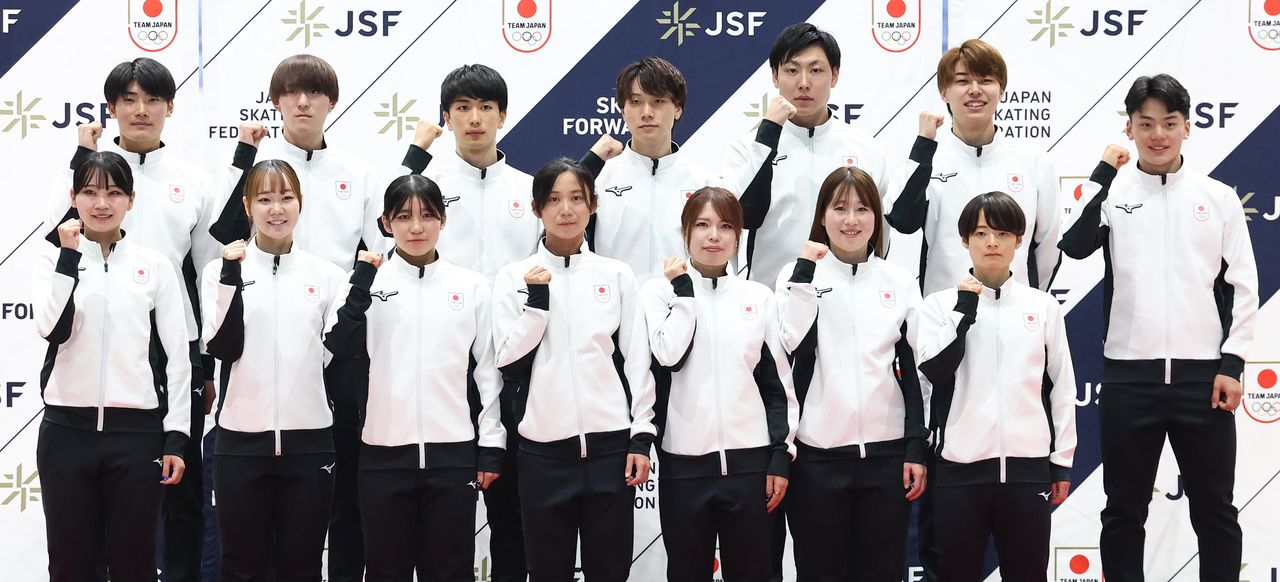 Takagi Miho (premier rang, au centre) et d'autres athlètes de la sélection nationale japonaise aux Jeux olympiques de Milan-Cortina à Nagano, le 28 décembre 2025. (Jiji)