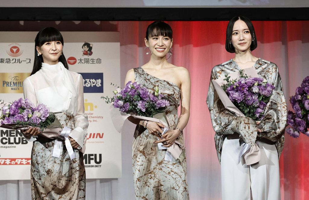 Perfume reçoit le Prix du divertissement lors de la 53e édition des Best Dresser Awards, à Tokyo, le 27 novembre 2024. (© Kyôdô)