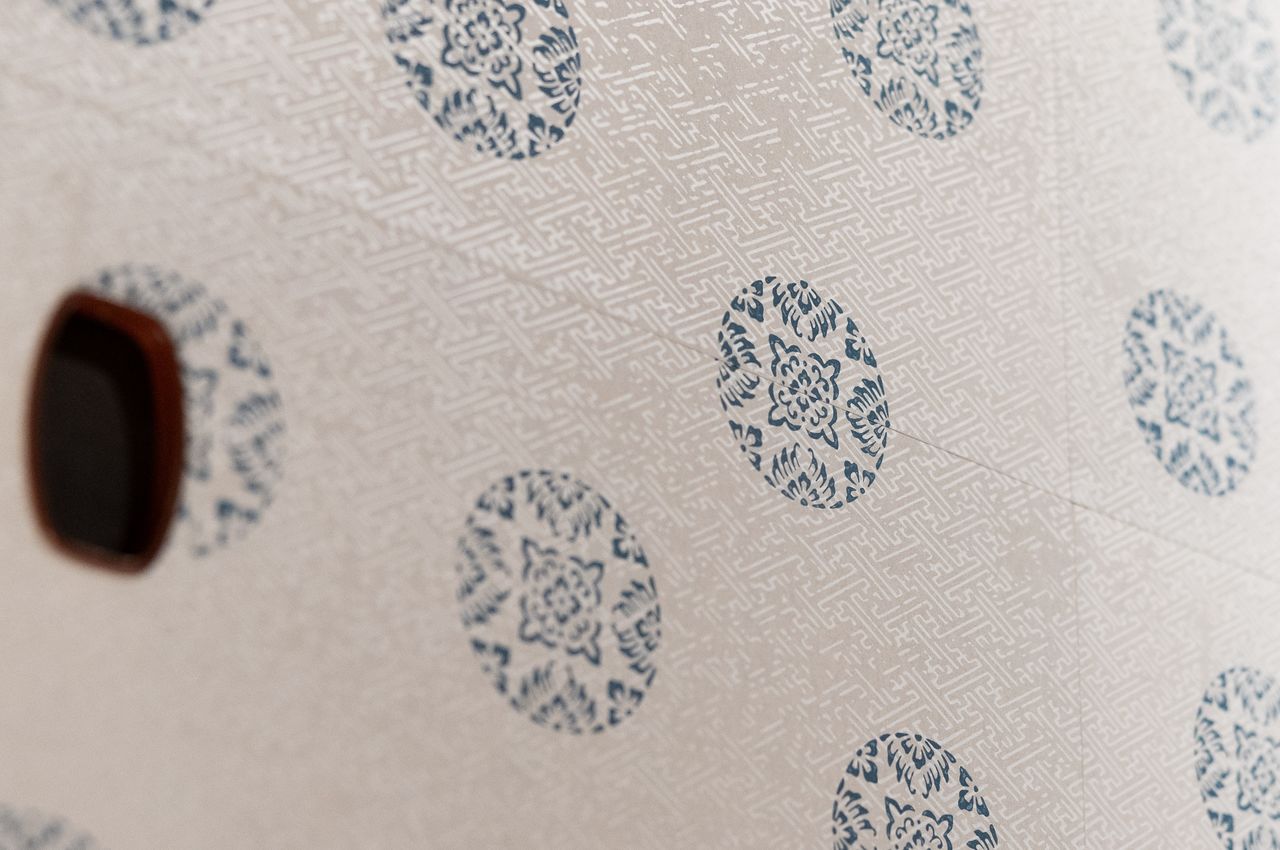 Une porte coulissante fusuma faite de 12 feuilles de papier karakami. Le motif est réparti uniformément sur les différentes feuilles. (© Kawamoto Seiya).