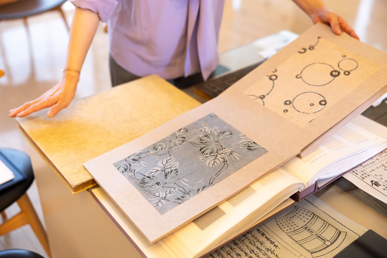 Un catalogue d’avant-guerre des échantillons de motifs de Tokyo Matsuya. (© Kawamoto Seiya)