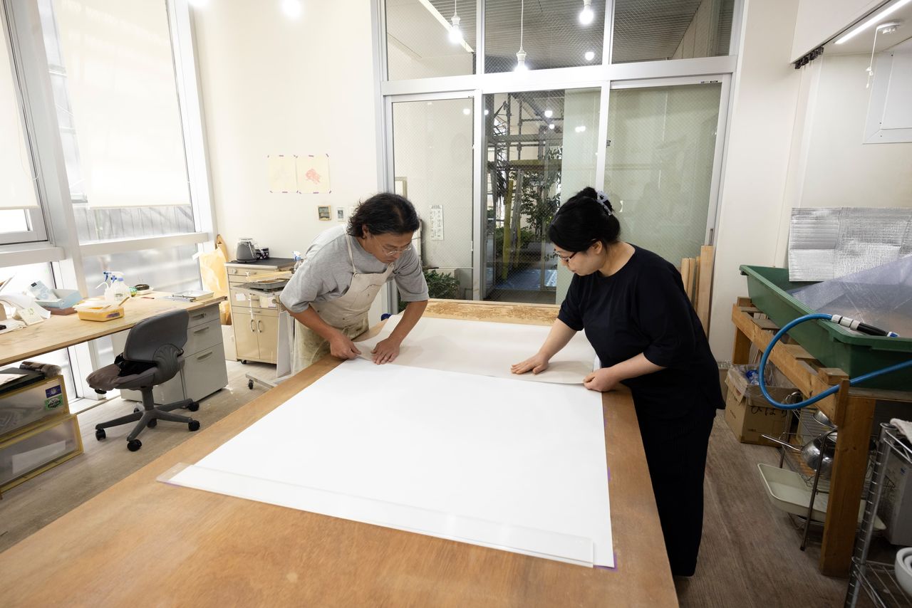 L’alignement du papier nécessite la présence de deux personnes. (© Kawamoto Seiya)