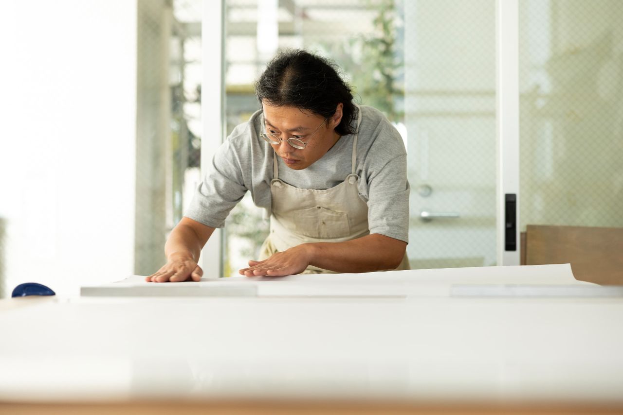 Chaque étape du processus d’impression réclame une concentration totale. ( Kawamoto Seiya)