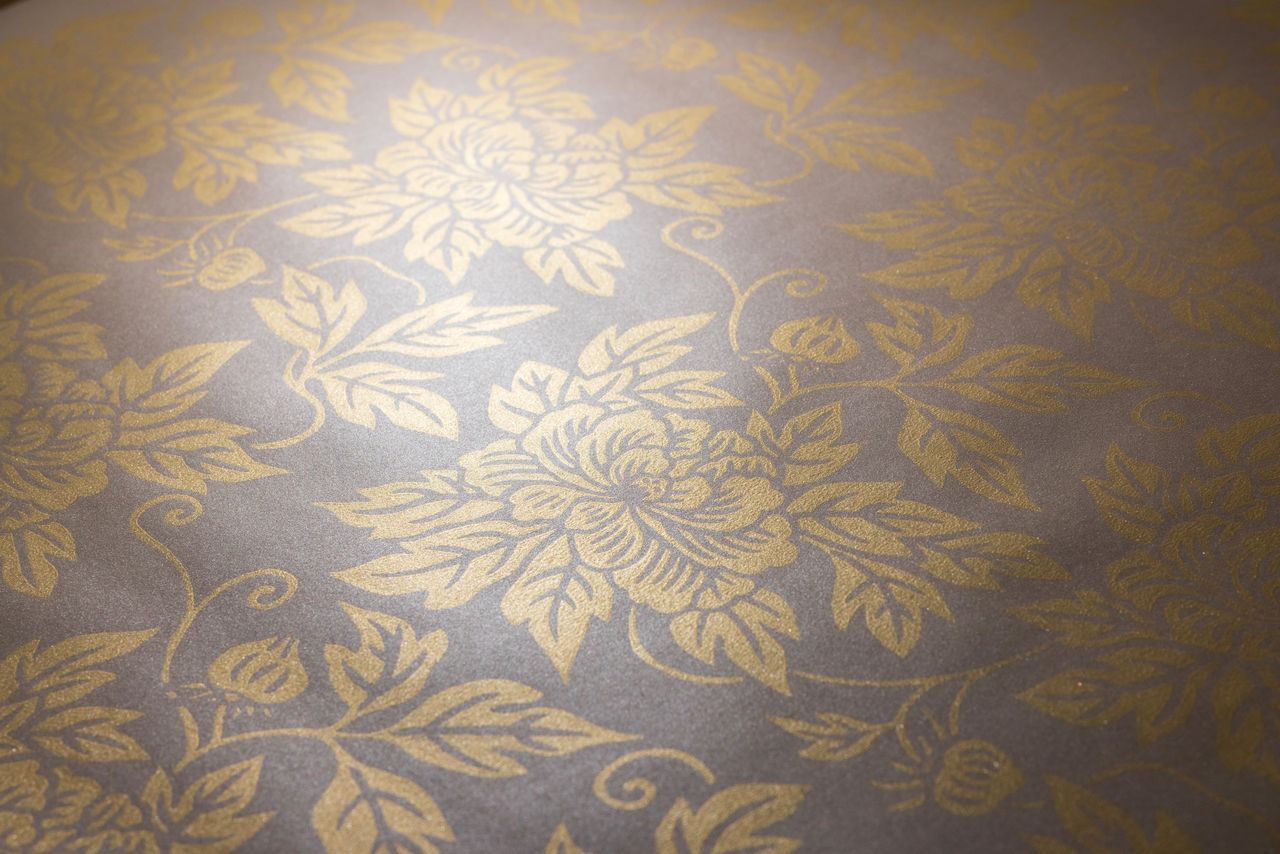 Les éclats discrets du motif de pivoine lui confèrent une élégance raffinée. (© Kawamoto Seiya)