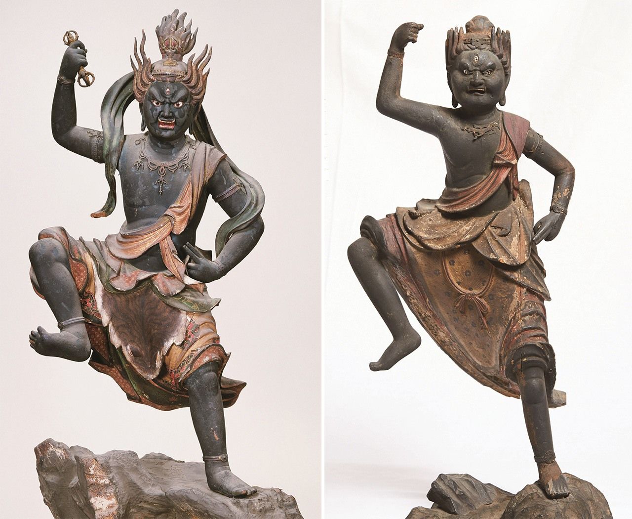 (À gauche) Zaô Gongen debout (classé bien culturel important), période Kamakura, 1226, provenant du temple Nyoirin-ji, dans la ville de Nara. (À droite) Zaô Gongen : avatar de la montagne, période Kamakura, XIIIe siècle, provenant du Los Angeles County Museum of Art. (Avec l'aimable autorisation du Musée national de Nara)