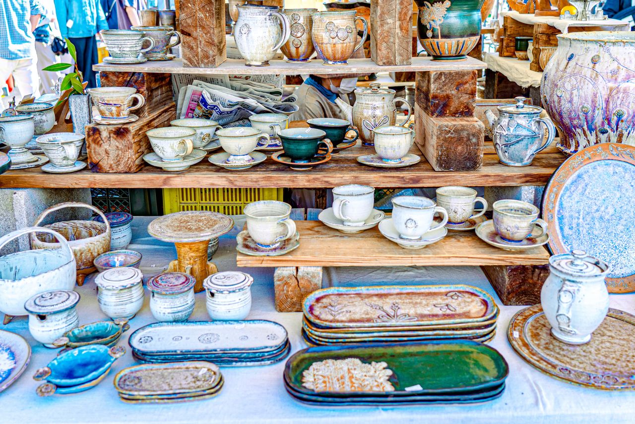 Une grande variété d’objets à la foire à la poterie de Mashiko (Pixta)