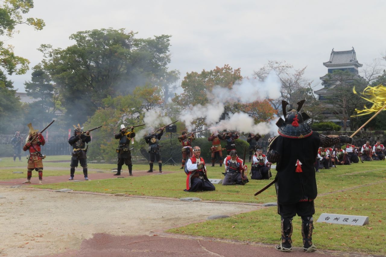 Démonstration de tir à Matsumoto (© Bureau de gestion du château de Matsumoto)