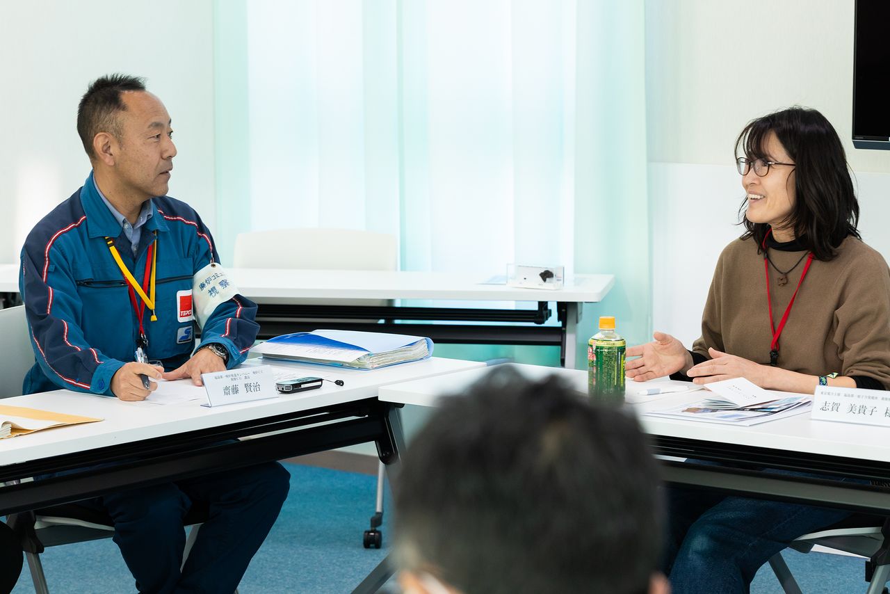 Lors d'une table ronde organisée après la visite, les participants ont pu faire part directement de leurs impressions et questions au personnel de Tepco.