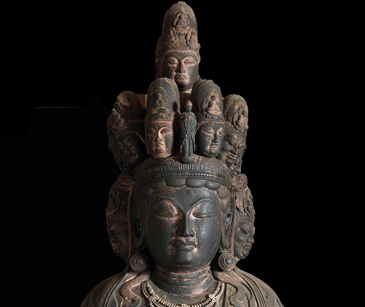 On appelle &laquo;&nbsp;visages de compassion&nbsp;&raquo; (jihi-men) les trois figures centrales (avec au milieu un petit bouddha Amida Nyorai) surplombant le visage de Kannon.