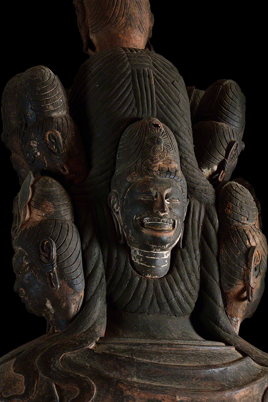 Le &laquo;&nbsp;visage du grand rire face au mal&nbsp;&raquo; (b&ocirc;aku-daish&ocirc;-men) &agrave; l&rsquo;arri&egrave;re de la t&ecirc;te de Kannon.