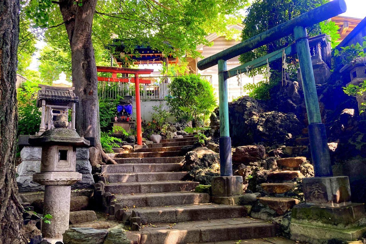 La composition en terrasses du sanctuaire Tabata Hachiman évoque un pèlerinage vertical.