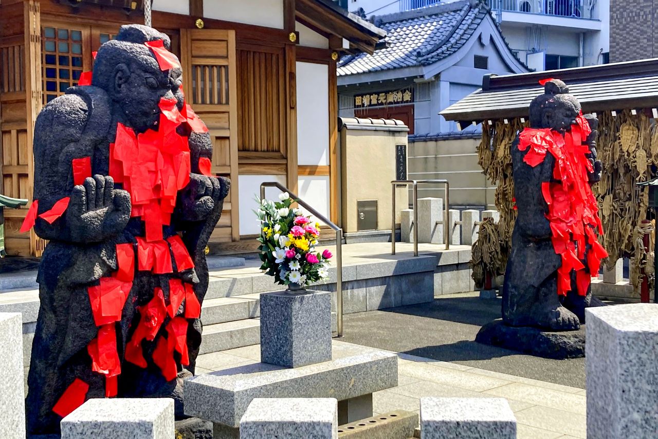 Les Akagami Niô sont vénérés dans le but d’éloigner le malheur et de guérir les maladies.