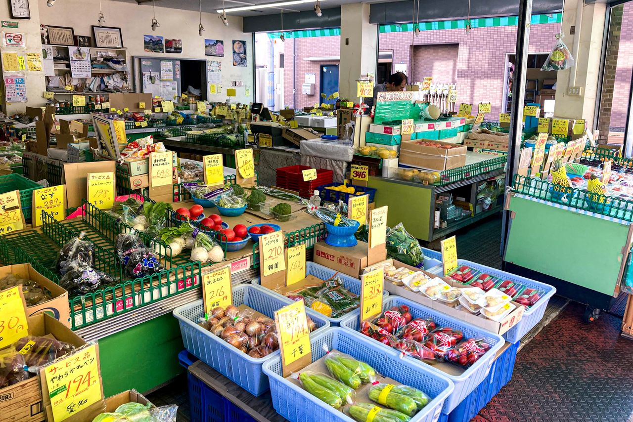 Le primeur du shôtengai de Shimofuri dispose ses produits avec un soin typiquement japonais.