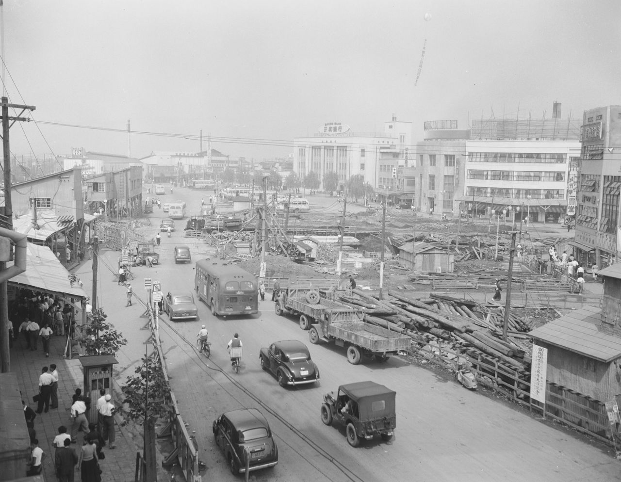 En 1953, alors que les travaux de remembrement sont en cours devant la gare d’Ikebukuro. (Photographie fournie par le gouvernement métropolitain de Tokyo)