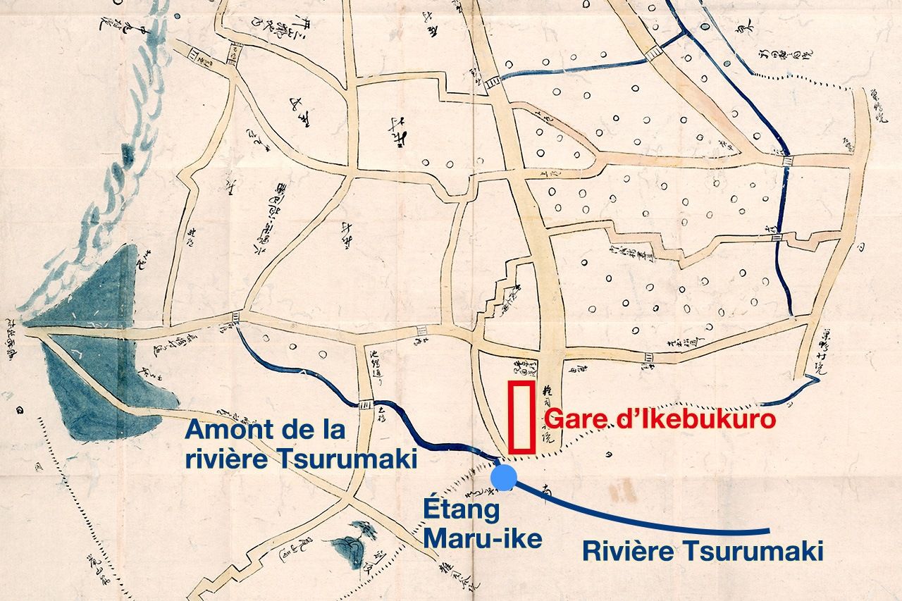 La carte du village d’Ikebukuro, dessinée à l’époque Bunsei (1818-1831) et conservée aux Archives métropolitaines de Tokyo, sur laquelle ont été ajoutés le Maru-ike et la rivière Tsurumaki. Le Maru-ike se trouvait à l’emplacement de l’actuel Metropolitan Hotel. La Tsurumaki a aujourd’hui été enterrée.